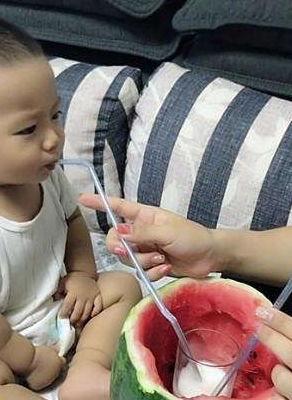 妈妈带小孩吃瓜,亲子时光温馨满满