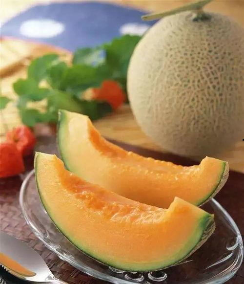 秦文龙吃哈密瓜,秦文龙畅享哈密瓜美味时光